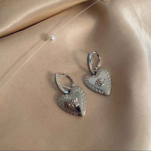 Roman Art Portrait Heart Huggie Earrings Silver - Picture 6 of 10